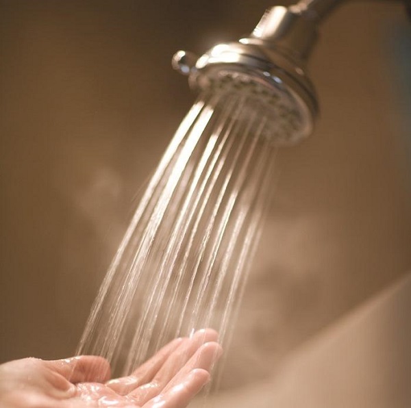 Tắm nước quá nóng khiến da dễ mất đi độ ẩm cần thiết